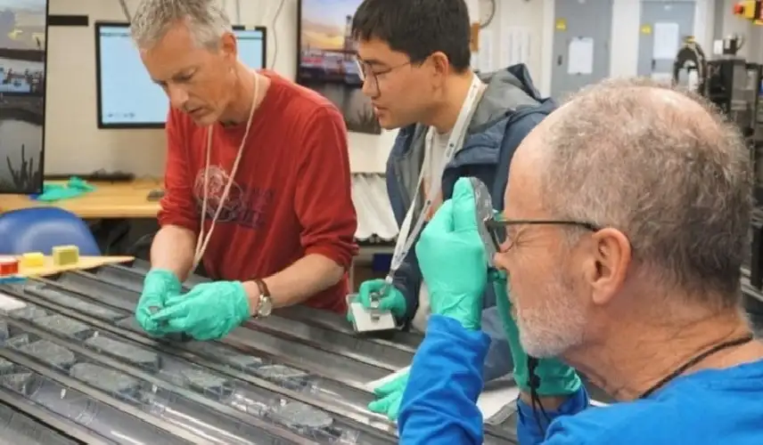 العلماء يحصلون على أعمق عينة صخرية