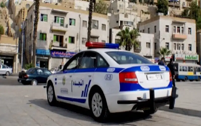 عشريني يطلق النار على شخصين في