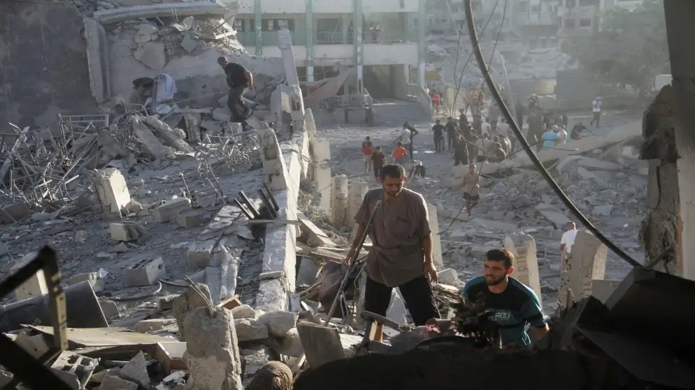 أكثر من 100 شهيد في قصف