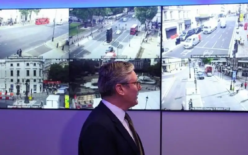 ستارمر يقع في فخ الاحتجاجات.. ودع