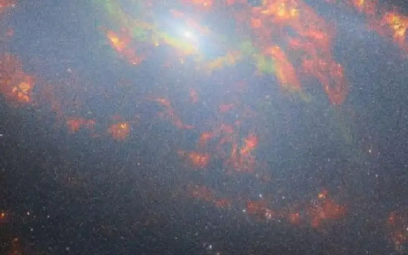 مجرة بذراعين إضافيين وغاز ساخن.. صورة