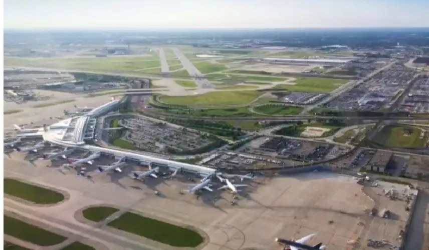 وفاة امرأة علقت في حزام الأمتعة