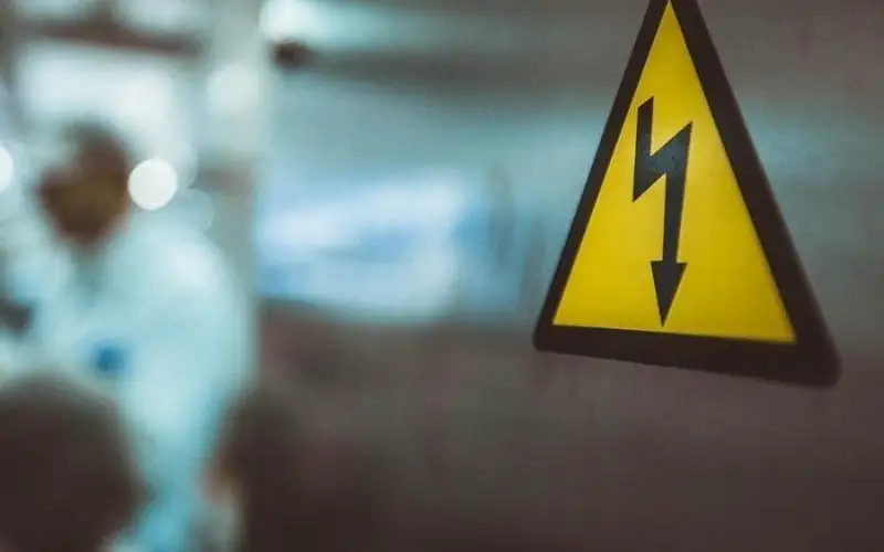 وفاة سيدة وطفليها بصعقة كهربائية في