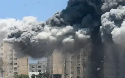 قادة فرنسا وألمانيا وبريطانيا يطالبون إيران