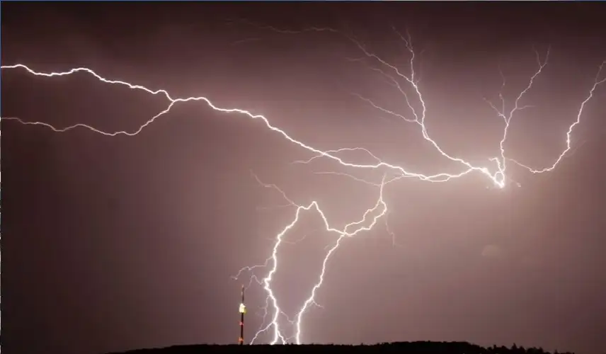 مصرع 6 أشخاص بصاعقة برق شرق