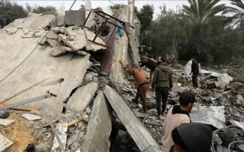 غزة .. إنقاذ رضيع من تحت