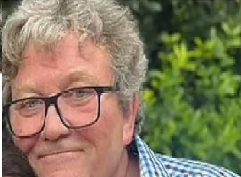 بعد أن تخلت عنه والدته.. رجل