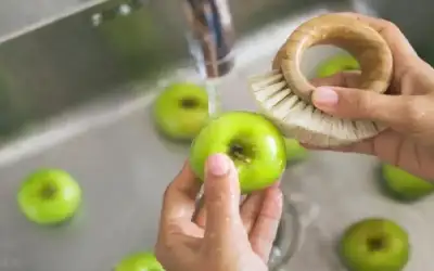 غسل الفاكهة إجراء احترازي لا يزيل