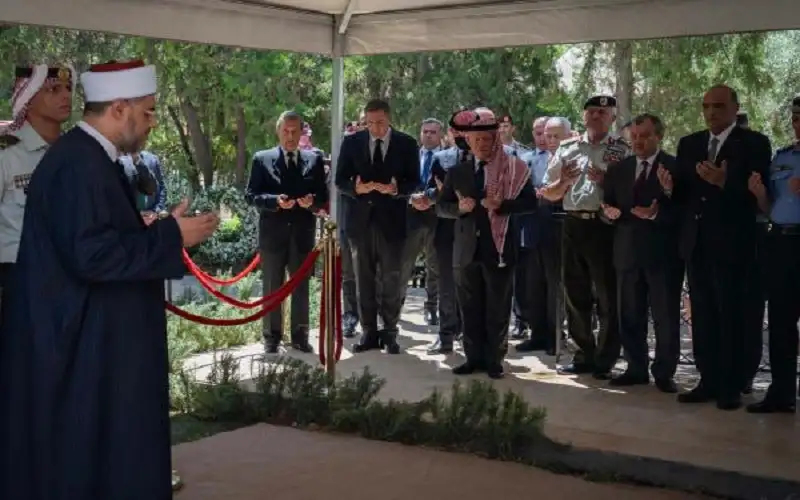 الملك وولي العهد يشاركان في تشييع