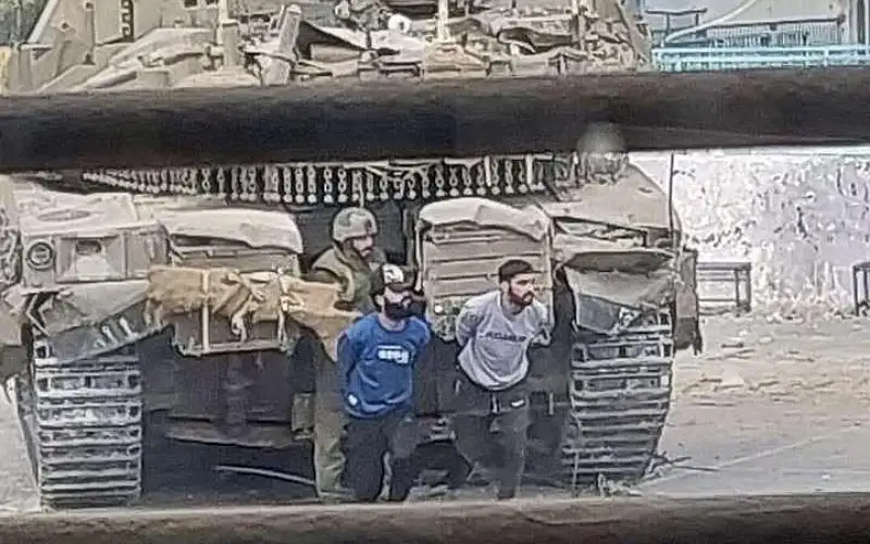 هآرتس: الجيش الإسرائيلي يستخدم فلسطينيين دروعا