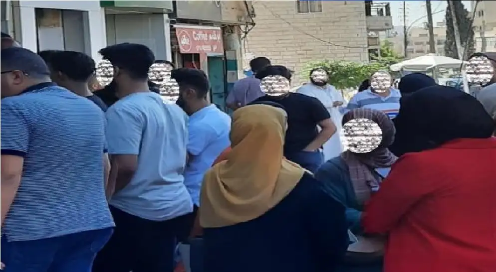 طلبة توجيهي يعتصمون أمام التربية ويطالبون