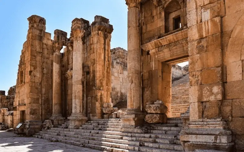 4.5% نسبة انخفاض الدخل السياحي في