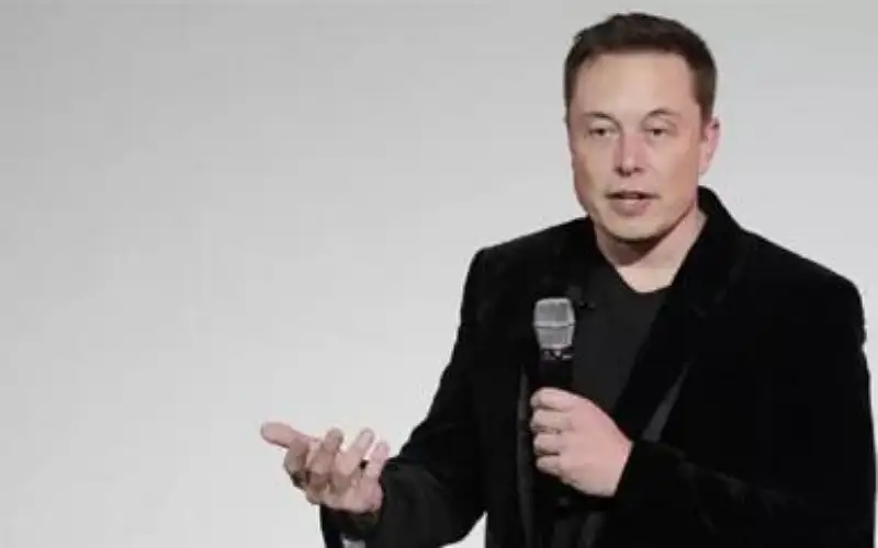 إيلون ماسك يصف صحيفة بريطانية عريقة