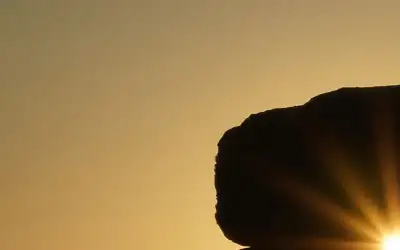 غموض يحيط بأحد أحجار موقع أثري