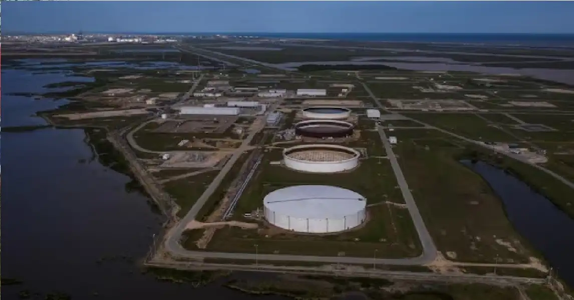 النفط يصعد بدعم آمال في خفض