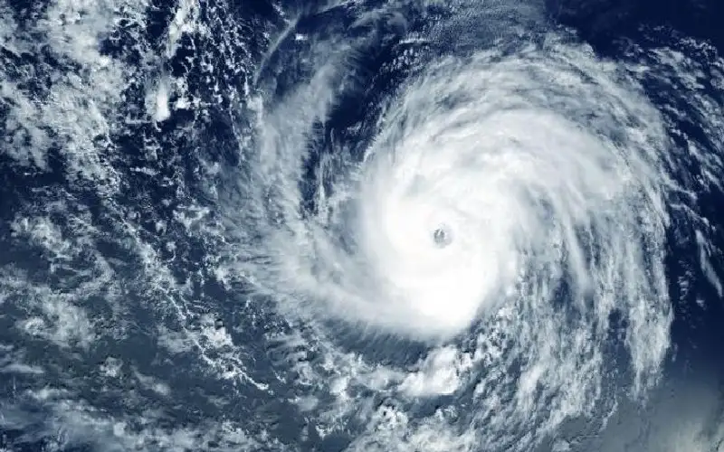 اليابان تترقب ضربة الإعصار أمبيل.. شلل