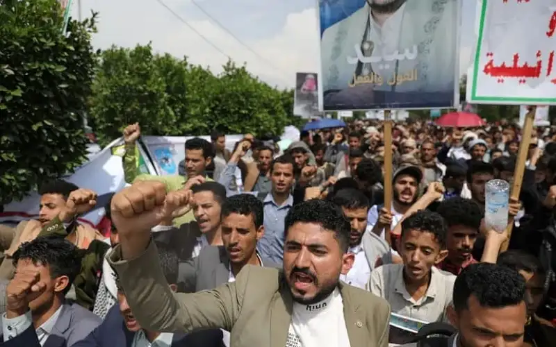 قصف أميركي يستهدف الحوثيين ومظاهرات مناصرة