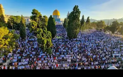 40 ألفا يؤدون صلاة الجمعة في