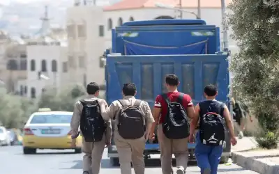 طلبة المدارس الحكومية يتوجهون إلى صفوفهم
