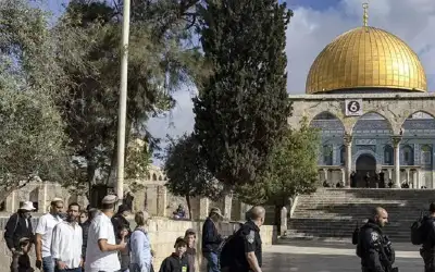مستوطنون متطرفون يقتحمون الأقصى بحراسة شرطة