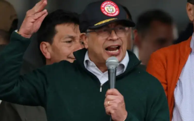 بلومبرغ: الرئيس الكولومبي يوقع مرسوما يحظر