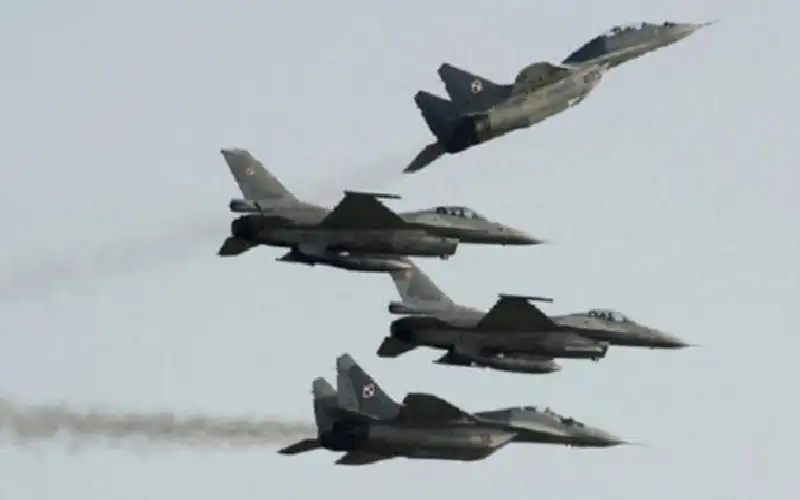 مقاتلات روسية وأمريكية.. اقتراب خطير في