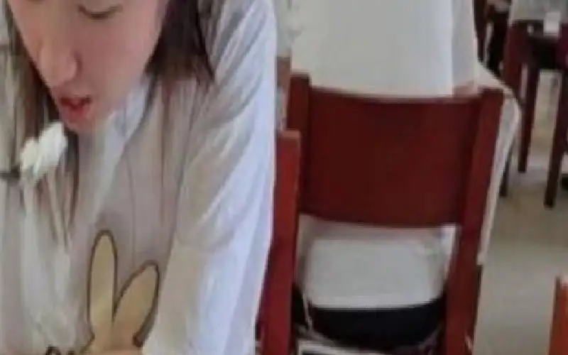 شابة تهرب من ضغط العمل المزمن