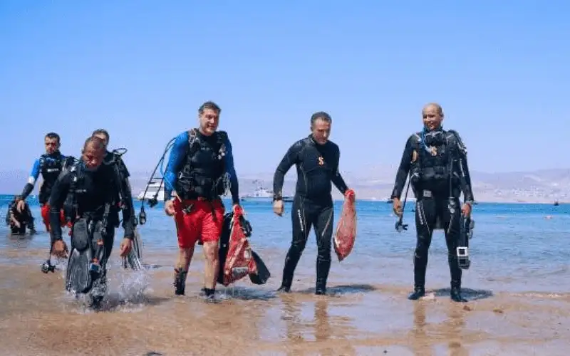 إخراج 14 طن نفايات من جوف