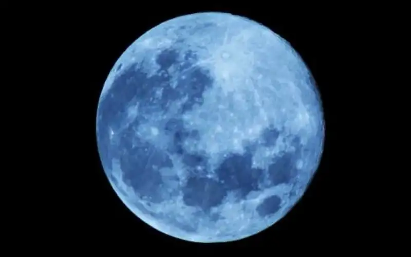 ما القمر الأزرق العملاق الذي ينير