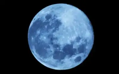 ما القمر الأزرق العملاق الذي ينير