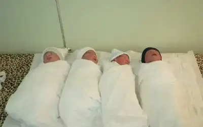 امرأة تنجب 4 توائم في العراق