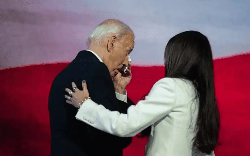 بايدن يودع الحياة السياسية بالدموع