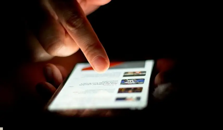 دراسة: تمرير الفيديوهات على الهاتف يقلل