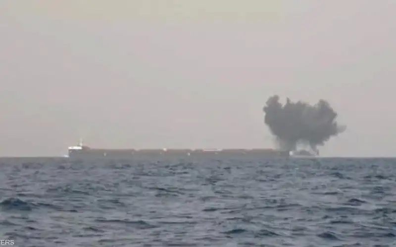 تعرض سفينة تجارية لحادث بالبحر الأحمر