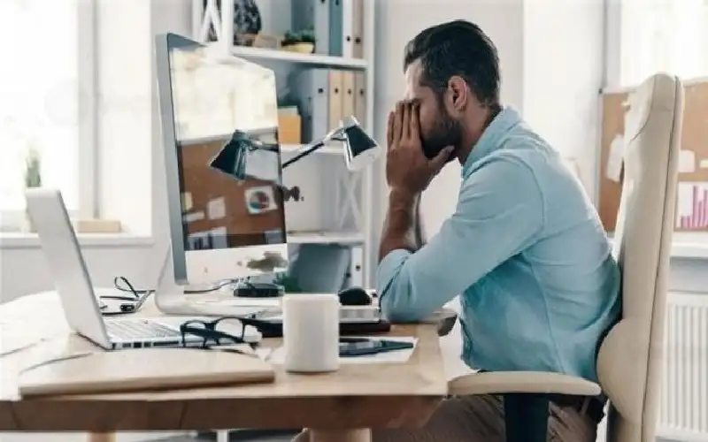 الجلوس لفترات طويلة.. أضرار خطيرة تهدد