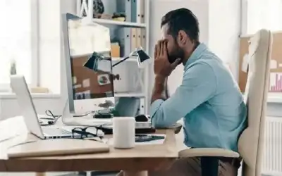 الجلوس لفترات طويلة.. أضرار خطيرة تهدد