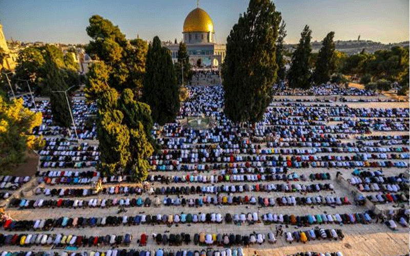 50 ألف مصل يؤدون صلاة الجمعة