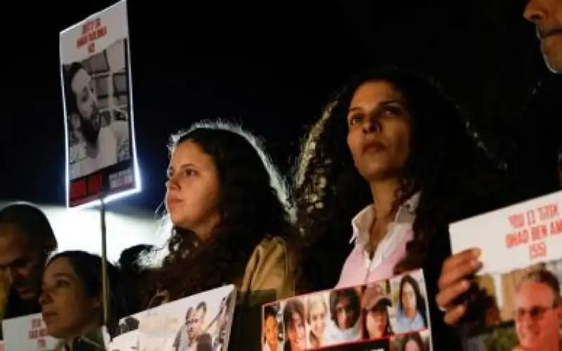 وفد من عائلات الرهائن الإسرائيليين بغزة