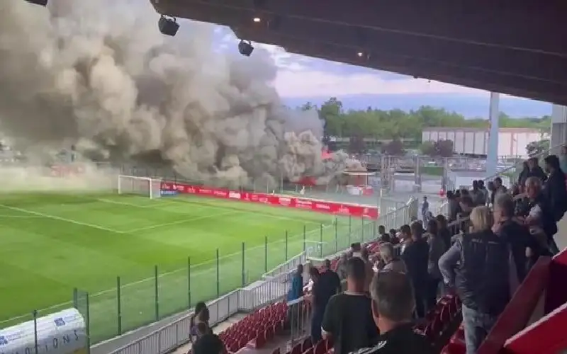 حريق وسقوط مشجع.. مباراة ملعونة تثير