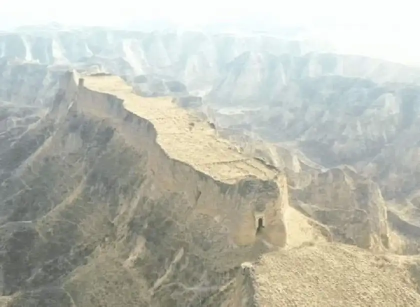 بوابة قديمة غامضة في هجين -