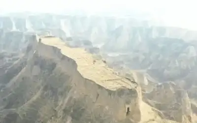 بوابة قديمة غامضة في هجين -