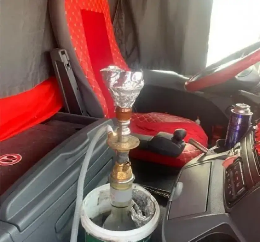 ضبط سائق يدخن الأرجيلة أثناء المسير