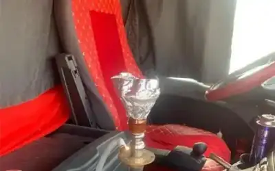ضبط سائق يدخن الأرجيلة أثناء المسير