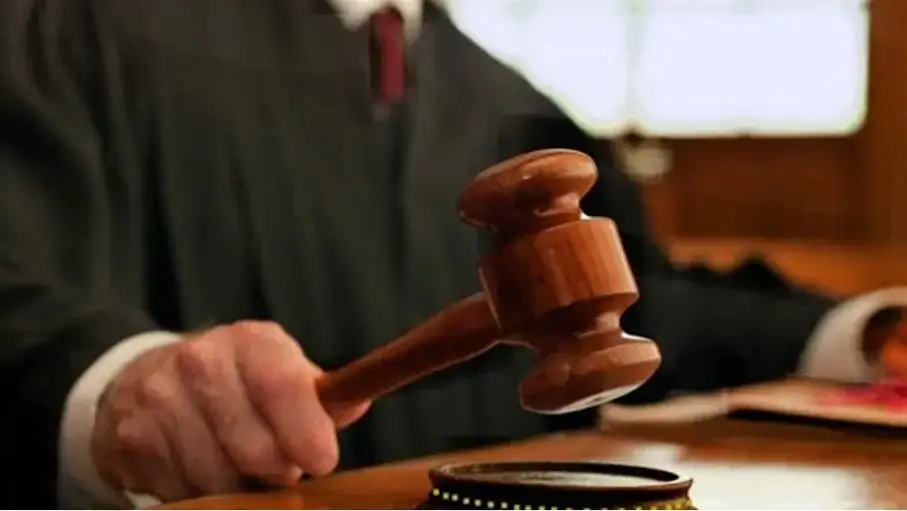 جريمة بشعة.. أب يكتم أنفاس طفلته