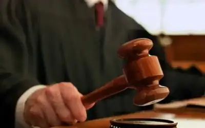 جريمة بشعة.. أب يكتم أنفاس طفلته
