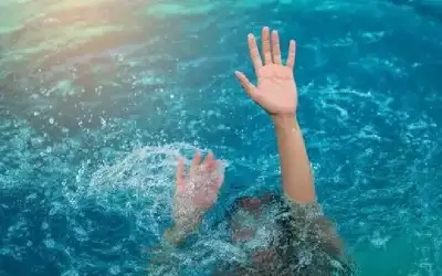 وفاة طفلة غرقا داخل بركة سباحة