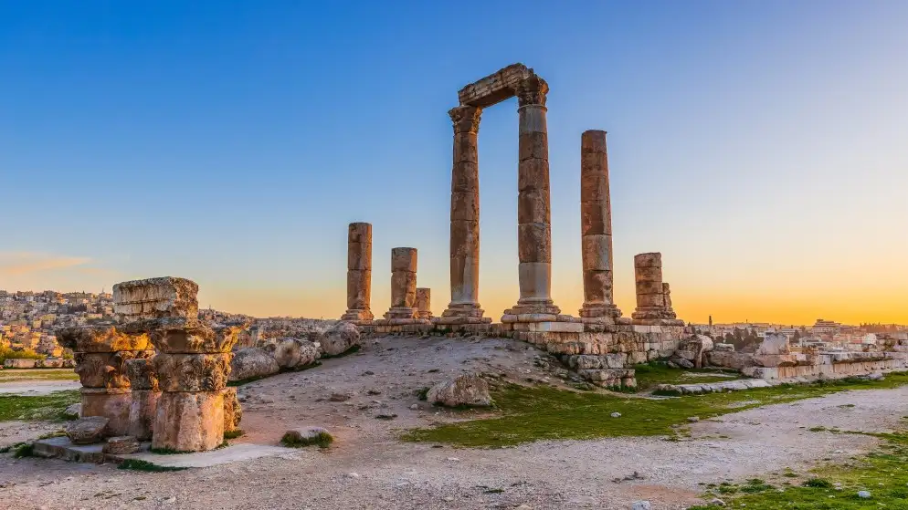 طقس معتدل في أغلب المناطق حتى