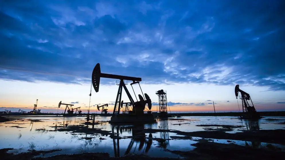 النفط يصعد وسط مخاوف بشأن الإمدادات