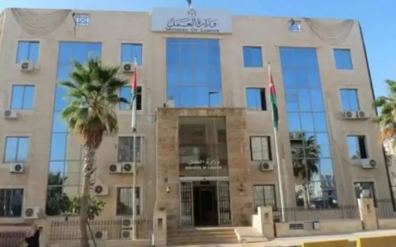 مخاوف من التوسع بقرارات فصل العمال