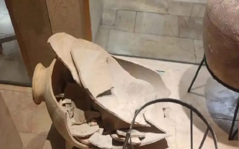 فضول طفل يحطم أثرا عمره 3500